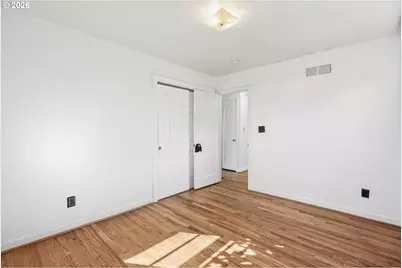 9306 SE Salmon St, Portland, OR 97216 - Photo 16