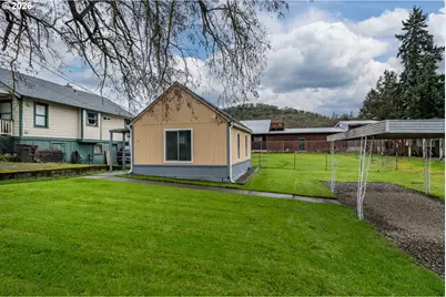 1047 NE Walnut St, Roseburg, OR 97470 - Photo 2
