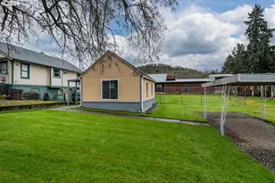 1047 NE Walnut St, Roseburg, OR 97470 - Photo 2