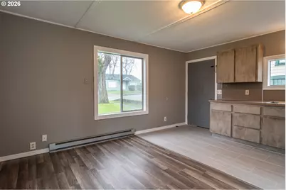 1047 NE Walnut St, Roseburg, OR 97470 - Photo 12