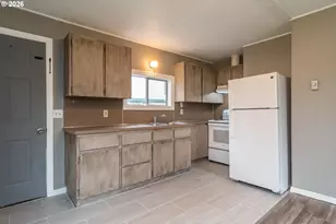 1047 NE Walnut St, Roseburg, OR 97470 - Photo 8