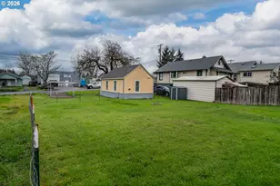 1047 NE Walnut St, Roseburg, OR 97470 - Photo 6