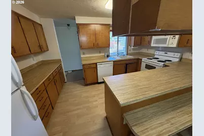 392 S 37th St, Springfield, OR 97478 - Photo 14