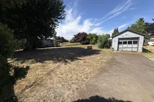 392 S 37th St, Springfield, OR 97478 - Photo 4