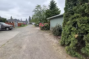 392 S 37th St, Springfield, OR 97478 - Photo 8