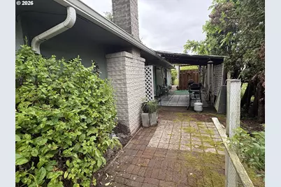 392 S 37th St, Springfield, OR 97478 - Photo 8