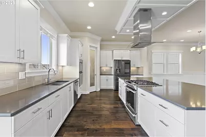 16649 SW Friendly Ln, Beaverton, OR 97007 - Photo 12