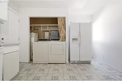 8233 NE Going Pl, Portland, OR 97220 - Photo 10