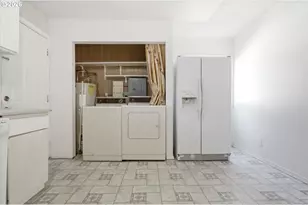 8233 NE Going Pl, Portland, OR 97220 - Photo 10