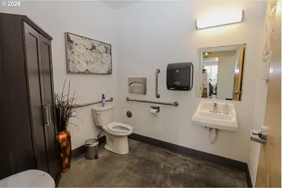 135 NE Mill St, Grants Pass, OR 97526 - Photo 16
