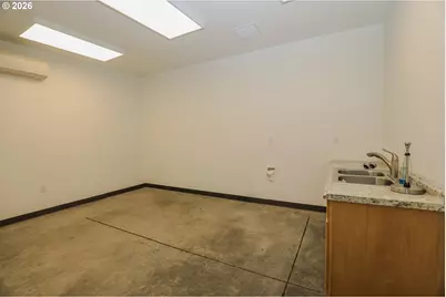135 NE Mill St, Grants Pass, OR 97526 - Photo 14