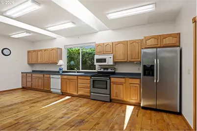 786 Edwards Ave, Coos Bay, OR 97420 - Photo 10