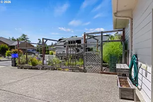 786 Edwards Ave, Coos Bay, OR 97420 - Photo 4