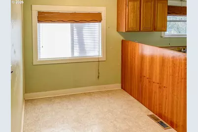 1747 SE Kane St, Roseburg, OR 97470 - Photo 6