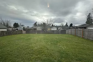 18877 Highland Dr, Oregon City, OR 97045 - Photo 2