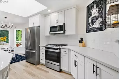 738 NE Meadow Dr, Portland, OR 97211 - Photo 14
