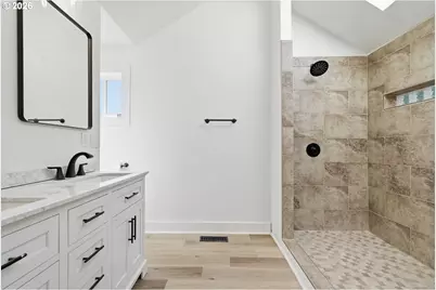 738 NE Meadow Dr, Portland, OR 97211 - Photo 18