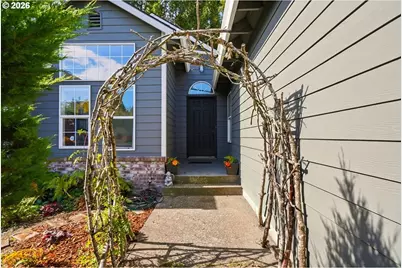 738 NE Meadow Dr, Portland, OR 97211 - Photo 4