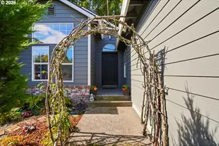 738 NE Meadow Dr, Portland, OR 97211 - Photo 4