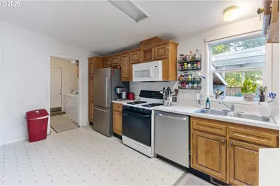 802 SW Spring St, Mill City, OR 97360 - Photo 6