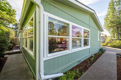 128 Evergreen Ln, Florence, OR 97439 - Photo 4