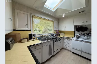 1470 Queens Way, Eugene, OR 97401 - Photo 2