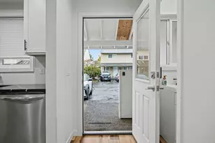 445 N Hayden Bay Dr, Portland, OR 97217 - Photo 4