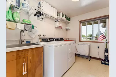 1215 E College St, Mount Angel, OR 97362 - Photo 26