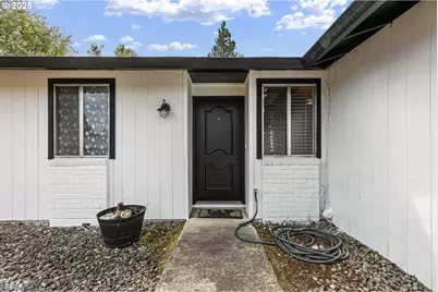 144 Peppertree Ct, Roseburg, OR 97471 - Photo 2