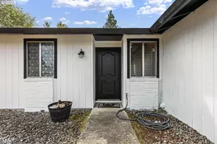 144 Peppertree Ct, Roseburg, OR 97471 - Photo 2