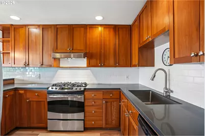 2340 SW Cactus Dr, Portland, OR 97205 - Photo 6