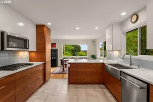 10525 SW 42nd Ave, Portland, OR 97219 - Photo 8