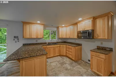 1070 E 15th St, Coquille, OR 97423 - Photo 10