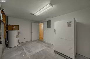 1070 E 15th St, Coquille, OR 97423 - Photo 24