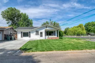 1303 SW 41st St, Pendleton, OR 97801 - Photo 2
