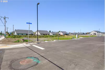 2488 Roll Tide (-2490) Ct, Lebanon, OR 97355 - Photo 8