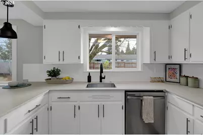 124 E Anchor Ave, Eugene, OR 97404 - Photo 16