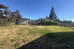 395 36th St, Springfield, OR 97478 - Photo 2