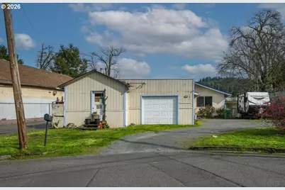 131 N 10th St, Cottage Grove, OR 97424 - Photo 2