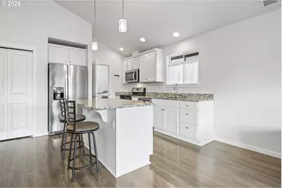 1871 SE Academy St, Dallas, OR 97338 - Photo 8