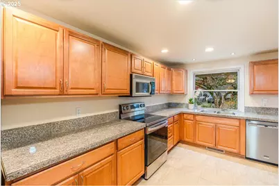 2049 SE Gerhard Dr, Hillsboro, OR 97123 - Photo 8