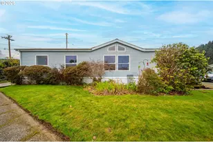 1413 Hawthorne Ave, Reedsport, OR 97467 - Photo 2