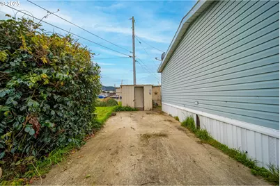1413 Hawthorne Ave, Reedsport, OR 97467 - Photo 32