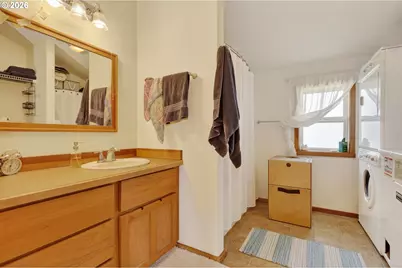 921 Eugene St, Hood River, OR 97031 - Photo 10