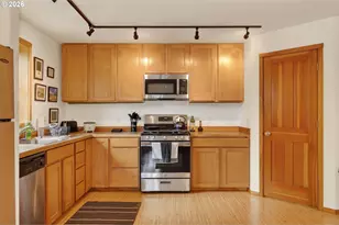 921 Eugene St, Hood River, OR 97031 - Photo 14