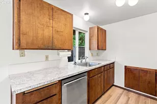 11872 SE Morrison St, Portland, OR 97216 - Photo 10