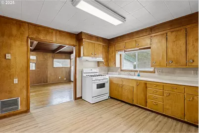 331 NE Laurel Ave, Myrtle Creek, OR 97457 - Photo 14