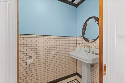 380 N 2nd Ct, Coos Bay, OR 97420 - Photo 22