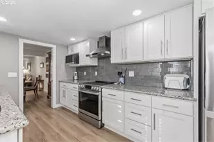 10425 SW Greenleaf Terrace, Tigard, OR 97224 - Photo 4