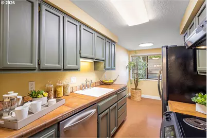 5640 S Riverside Ln #2, Portland, OR 97239 - Photo 8